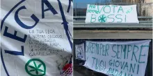 Addio Bossi, cartelli e striscioni a Gemonio per salutare il Senat&ugrave;r