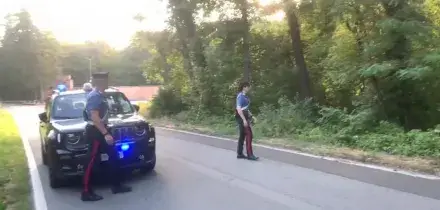 Crede che sia il compagno dell'ex, lo travolge con l'auto e lo uccide