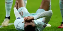 Mbapp&eacute; segna e si fa male: infortunio al ginocchio sinistro. VIDEO
