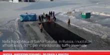 Russia, nuotatori sfidano i -30 gradi a Yakutia