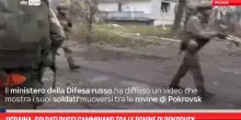 Ucraina, soldati russi camminano tra le rovine di Pokrovsk