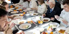 Lasagne e selfie per Mattarella al Villaggio olimpico: le FOTO