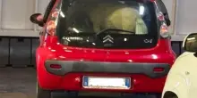 Pony nel bagagliaio di un'auto sul traghetto per Ischia