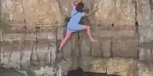 Turista bloccata su scogliera di Polignano per una foto, ira sindaco