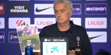 Show di Mourinho in conferenza, si presenta con due foto