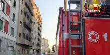 Incendio a Milano, 13 auto coinvolte ed evacuato un hotel. FOTO