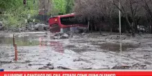 Alluvione a Santiago del Cile, strade come fiumi di fango