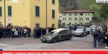 Pontida, Funerali Bossi tra cori e contestazioni