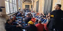 Genova, operai ex Ilva occupano la Prefettura
