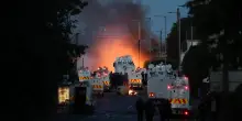 Belfast, altra notte di proteste anti-migranti: auto e case in fiamme