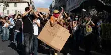Proteste in Francia, 15enne perde una mano. Previsti nuovi blocchi
