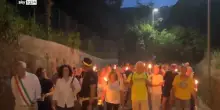 Camaiore, fiaccolate e solidariet&agrave; in attesa dei funerali