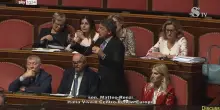 Renzi: Siete un governo imbarazzante, prima andate a casa meglio &egrave;