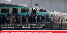 Giappone, treni sospesi per incendio: passeggeri soccorsi