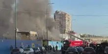 Napoli, incendio in un capannone: fumo sulla citt&agrave;