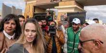 Gaza, Angelina Jolie visita il valico di Rafah in Egitto