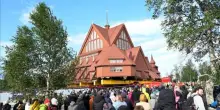 Svezia, chiesa di Kiruna sollevata e spostata su strada per 5 km