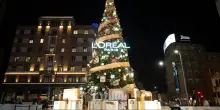 Milano, l’albero di Natale di L’Oréal Paris illumina Piazza San Babila