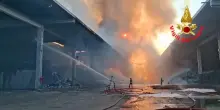 Incendio nel Milanese, bruciano rifiuti in ricicleria