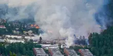 Norvegia, vasto incendio vicino ad Oslo: almeno 100 case distrutte