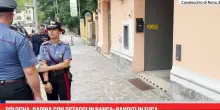 Bologna, rapina con ostaggi in banca: banditi in fuga