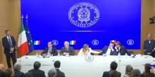 'Scusate'. Meloni riprende Salvini e Giorgetti che parlano
