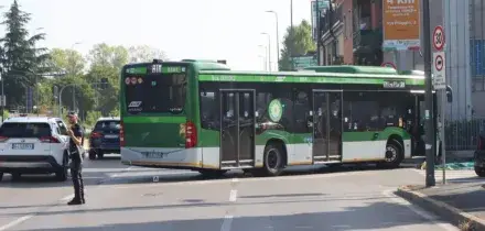 A Milano un autobus travolge una moto in centro: 4 feriti