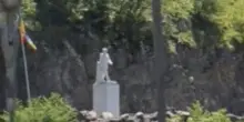 Vagli, targa 'anticomunista' sulla statua di Don Milani in tribunale