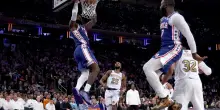 LeBron inaugura cos&igrave; l'avventura ai Sixers: schiacciata su alley-oop a New York. VIDEO