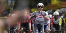 Al Tour de France il vento si inventa la tappa che non c'era: ha vinto Jasper Philipsen