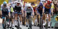 Al Tour de France 2025 Merlier festeggia tra cadute e assenza di vento