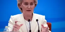 Sui dazi il Pd "scarica" von der Leyen: "Si è piegata a Trump". La convergenza tra Renzi e Calenda: "Vada via"