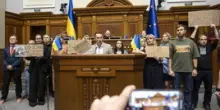 A Kyiv le proteste costringono il Parlamento a votare a favore della legge sull&rsquo;anticorruzione