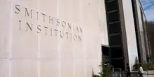 Tenere insieme le bandiere e la polvere. Il caso Smithsonian
