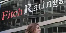 Fitch declassa il rating della Francia, che si prepara a tirare la cinghia