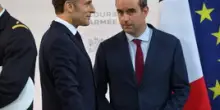 Macron non vuole sciogliere le Camere. Uno spiraglio a sinistra