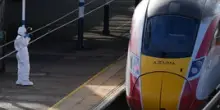Cosa sappiamo dell'accoltellamento in un treno nel Regno Unito