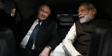 Putin arriva in India con ministri e uomini d’affari. L'abbraccio di Modi