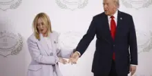 Meloni: "Inaccettabili le parole di Trump sull'Afghanistan". Prove tecniche di non trumpismo