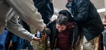 Una deputata dem &egrave; stata aggredita durante un incontro a Minneapolis. Trump: "Avr&agrave; organizzato tutto lei"