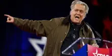 Steve Bannon: "Non volete l'Ice in Italia? Fuck you! Meloni &egrave; diventata una globalista"
