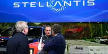Stellantis presenta il conto della corsa all&rsquo;elettrico