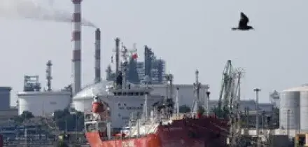 L&rsquo;Iran chiude lo Stretto di Hormuz. Petrolio e gas salgono e torna il rischio inflazione