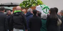 Va&rsquo; Bossi. Il funerale delle origini. Insulti, "bruciamo il tricolore". Fischi a Salvini: "Giuda". Meloni: &ldquo;Brava&rdquo;. Il capo &egrave; Giorgetti