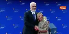Rama si inginocchia davanti a Meloni per accoglierla al vertice comunità politica europea a Tirana