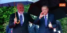 Erdogan arriva a Tirana per vertice Comunità politica europea. Ad accoglierlo Edi Rama