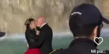Fontana di Trevi, la coppia sfida i vigili: baci e ballo romantico