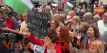 "Basta complicità con Israele", i cartelli al flashmob per Gaza a Montecitorio