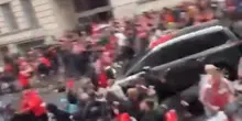 Liverpool, auto falcia i tifosi in festa: arrestato un uomo. Il video choc