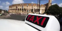 Taxi spenna-turisti, sospesa una licenza al giorno. Oltre 200 rapporti disciplinari